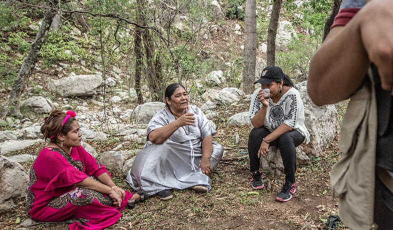 Colombiaanse vrouwen met gewapende bewaker